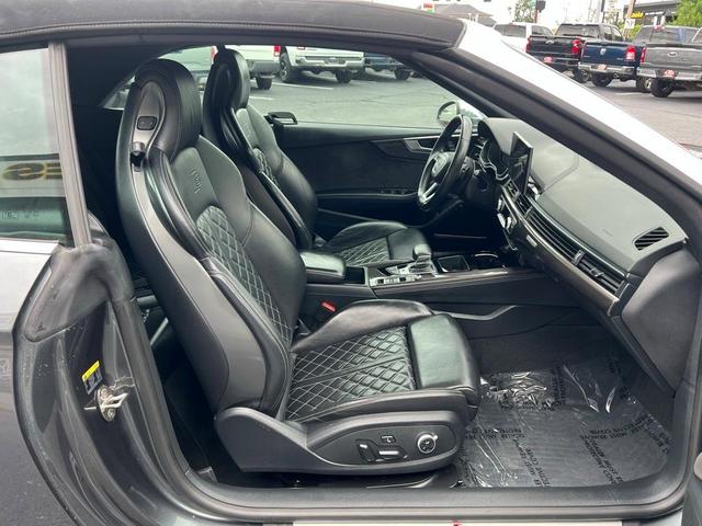 Photo of 2021 Daytona Gray Pearl Effect w/ Black Roof Audi S5