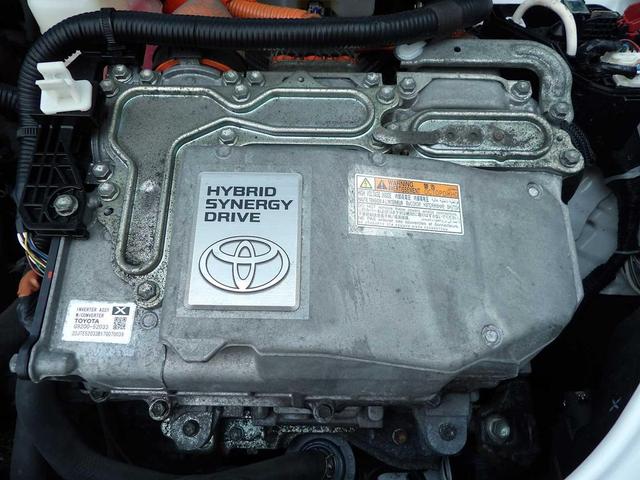 Photo of 2018 Super White Toyota Prius c