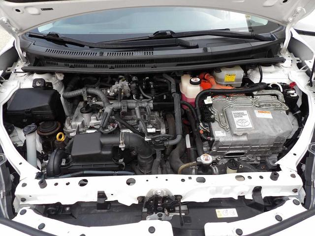 Photo of 2018 Super White Toyota Prius c