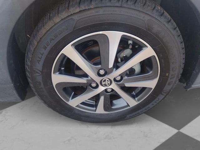 Photo of 2018 Super White Toyota Prius c