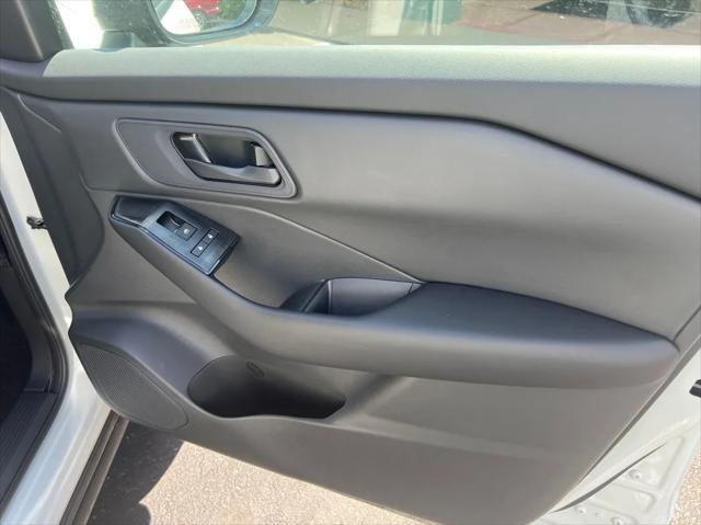 Photo of 2025 White Nissan Rogue