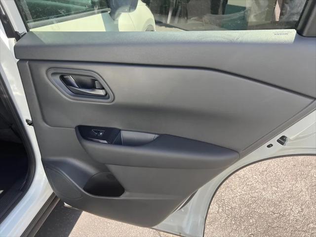 Photo of 2025 White Nissan Rogue