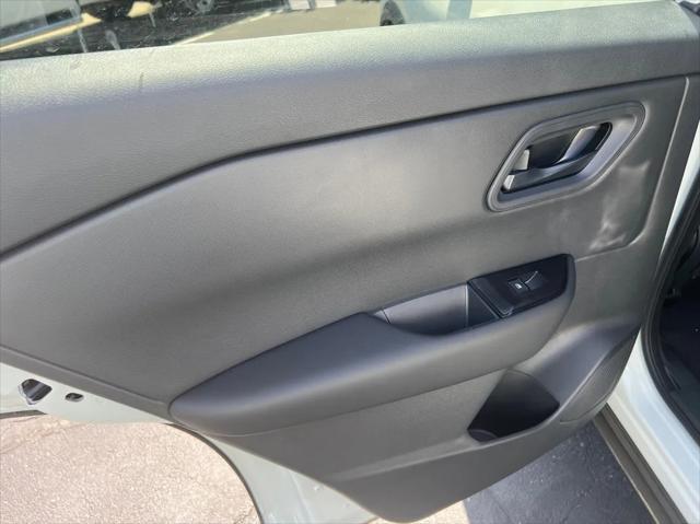 Photo of 2025 White Nissan Rogue