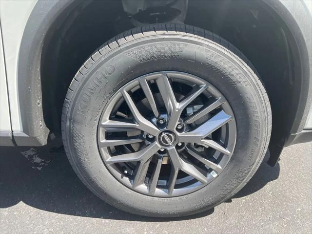 Photo of 2025 White Nissan Rogue