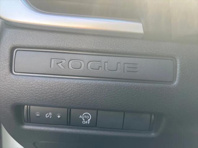 Photo of 2025 White Nissan Rogue