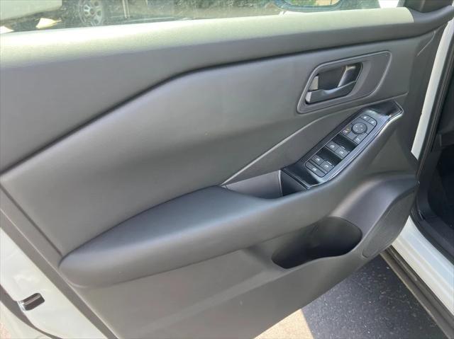 Photo of 2025 White Nissan Rogue