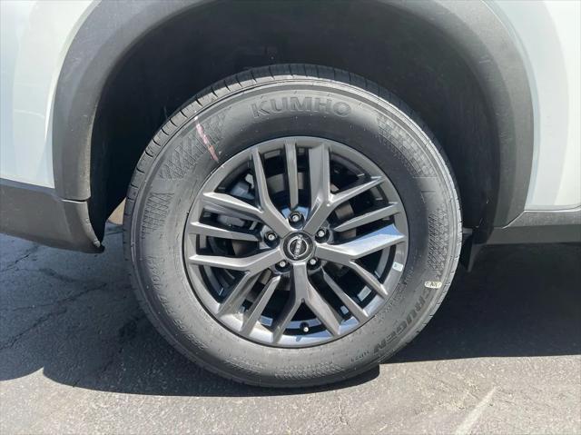Photo of 2025 White Nissan Rogue