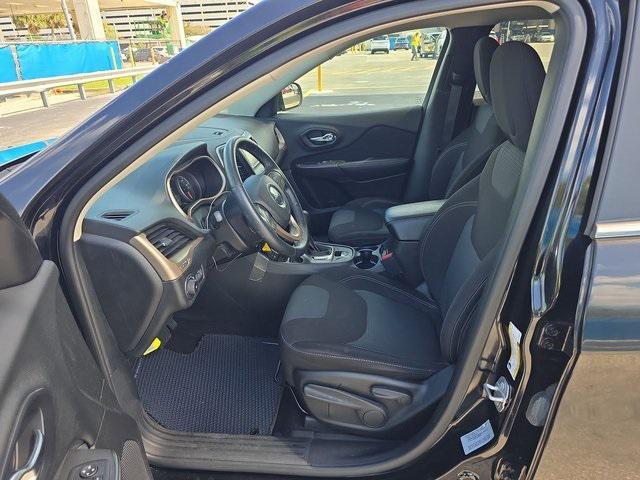 Photo of 2017 Diamond Black Crystal Pearlcoat Jeep Cherokee