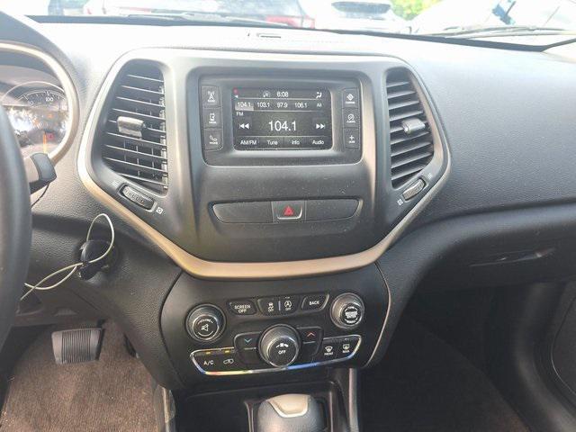 Photo of 2017 Diamond Black Crystal Pearlcoat Jeep Cherokee