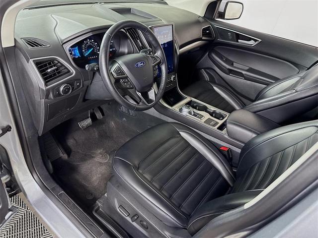 Photo of 2024 Silver Metallic Ford Edge