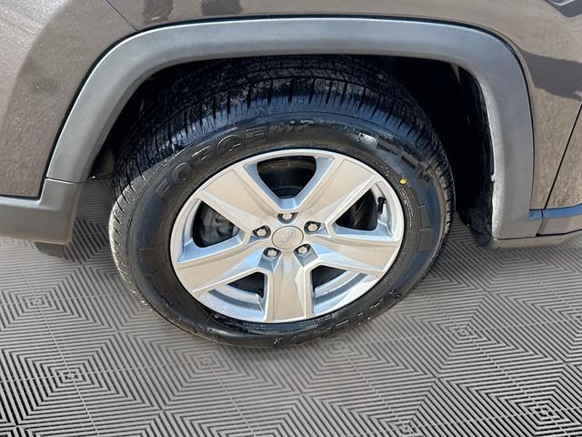 Photo of 2022 Granite Crystal Metallic Clearcoat Jeep Compass