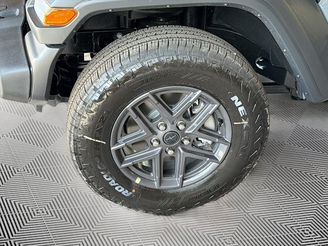 Photo of 2025 Anvil Clearcoat Jeep Wrangler