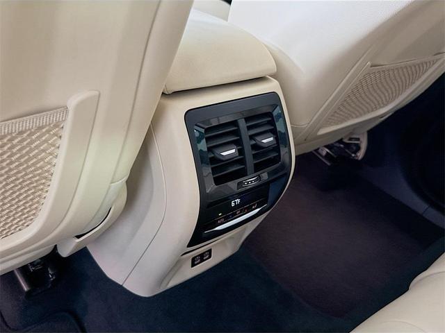 Photo of 2022 Mineral White Metallic BMW X3