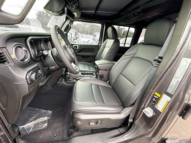 Photo of 2025 Granite Crystal Metallic Clearcoat Jeep Wrangler
