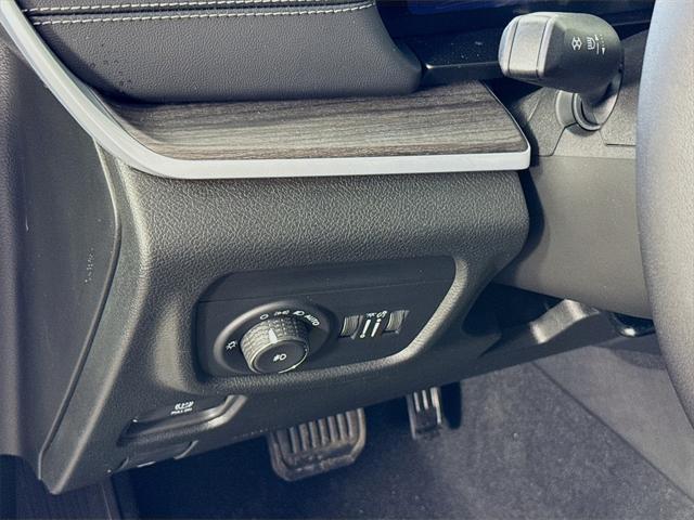 Photo of 2025 Silver Zynith Jeep Grand Cherokee L