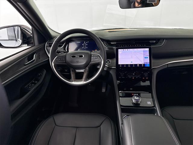 Photo of 2025 Silver Zynith Jeep Grand Cherokee L