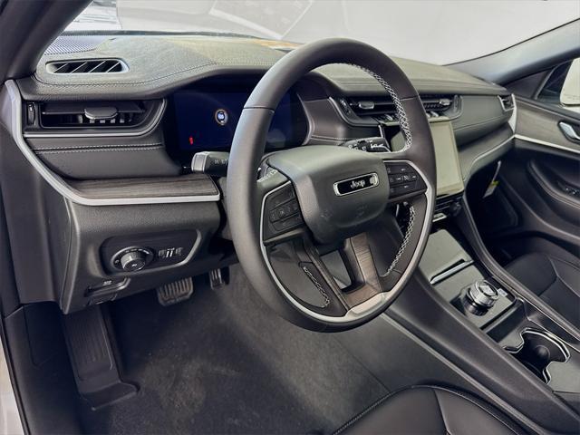 Photo of 2025 Silver Zynith Jeep Grand Cherokee L