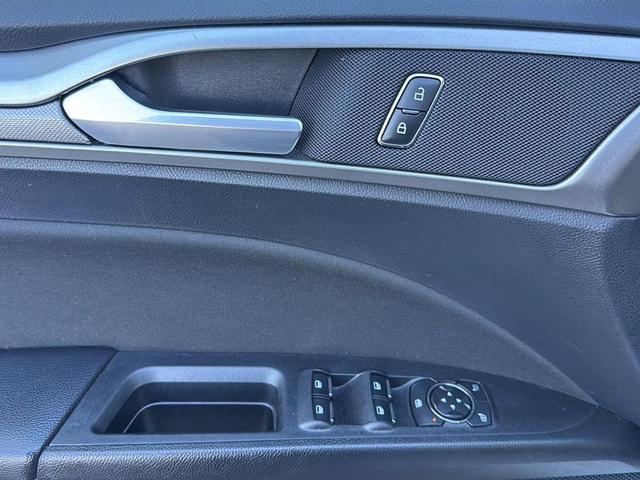 Photo of 2019 White Ford Fusion