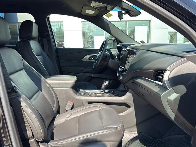 Photo of 2022 Mosaic Black Metallic Chevrolet Traverse