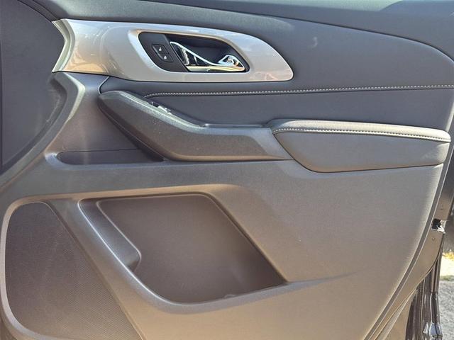 Photo of 2022 Mosaic Black Metallic Chevrolet Traverse