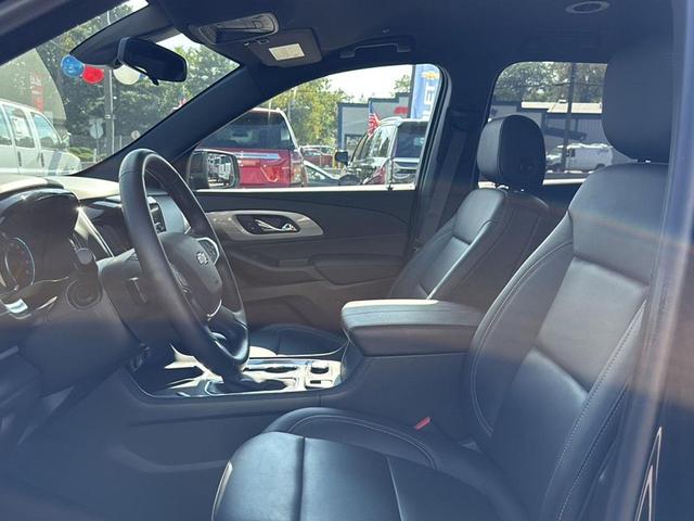 Photo of 2022 Mosaic Black Metallic Chevrolet Traverse
