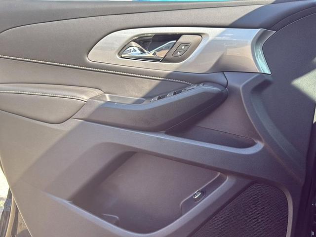 Photo of 2022 Mosaic Black Metallic Chevrolet Traverse