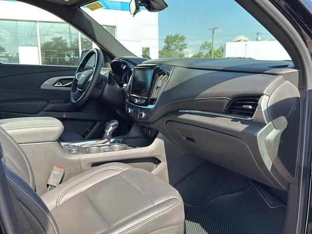 Photo of 2022 Mosaic Black Metallic Chevrolet Traverse
