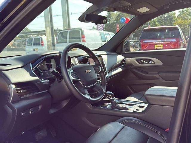 Photo of 2022 Mosaic Black Metallic Chevrolet Traverse