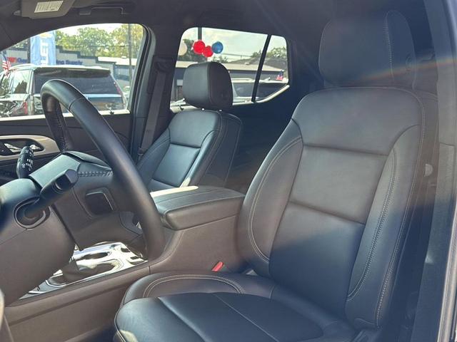 Photo of 2022 Mosaic Black Metallic Chevrolet Traverse