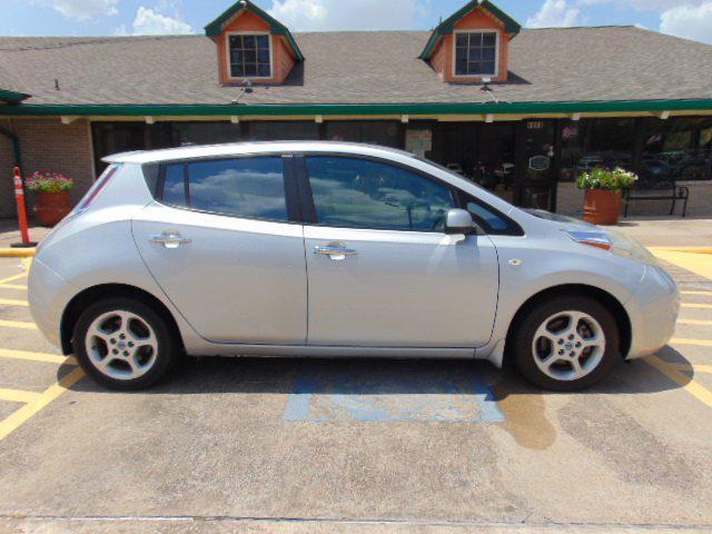 Photo of 2011 Brilliant Silver Nissan Leaf