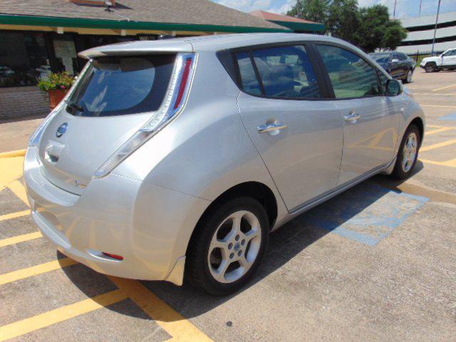 Photo of 2011 Brilliant Silver Nissan Leaf