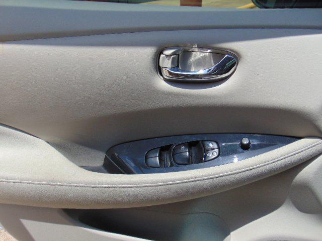 Photo of 2011 Brilliant Silver Nissan Leaf