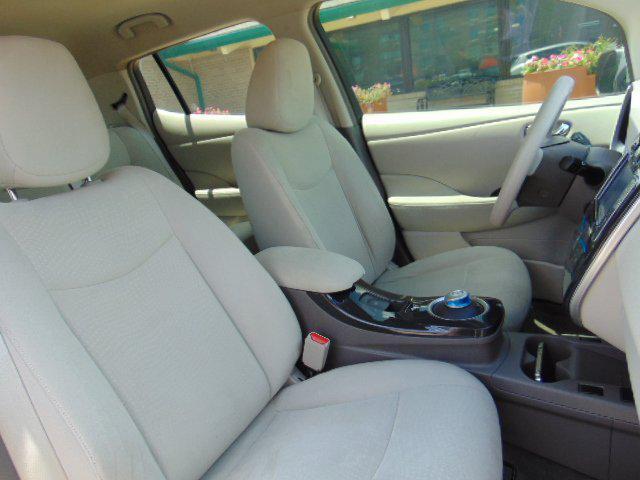 Photo of 2011 Brilliant Silver Nissan Leaf