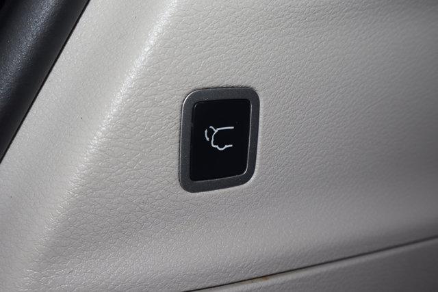 Photo of 2022 Brilliant Black Crystal Pearlcoat Chrysler Voyager