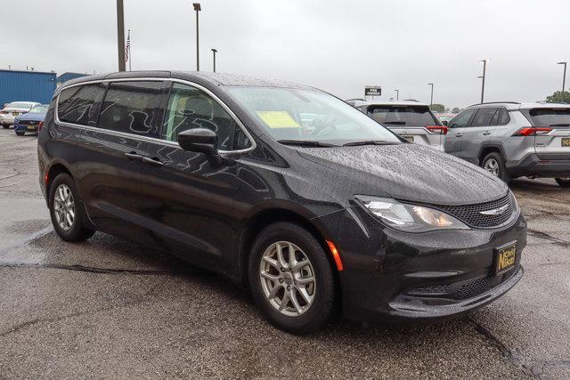 Photo of 2022 Brilliant Black Crystal Pearlcoat Chrysler Voyager