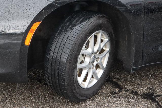 Photo of 2022 Brilliant Black Crystal Pearlcoat Chrysler Voyager