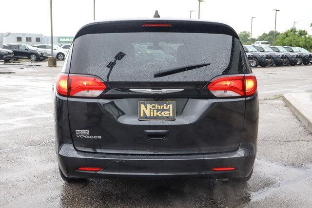 Photo of 2022 Brilliant Black Crystal Pearlcoat Chrysler Voyager