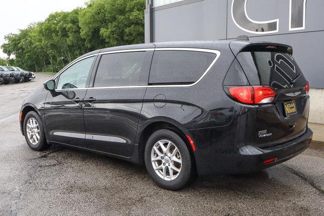 Photo of 2022 Brilliant Black Crystal Pearlcoat Chrysler Voyager
