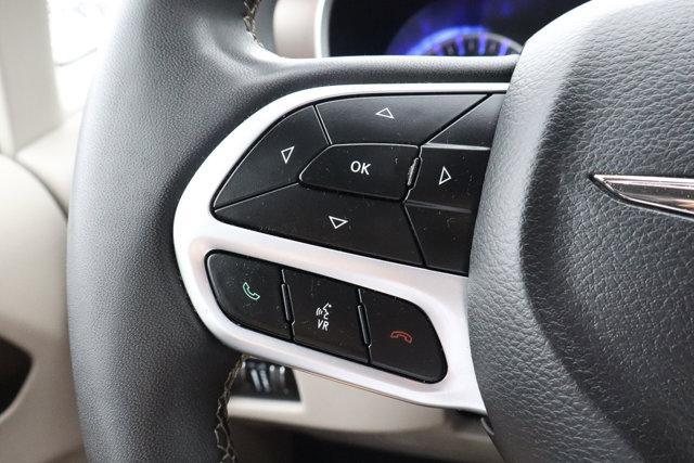 Photo of 2022 Brilliant Black Crystal Pearlcoat Chrysler Voyager