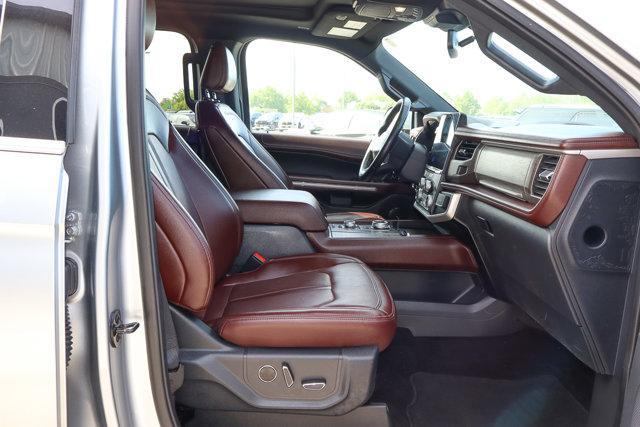 Photo of 2023 Iconic Silver Metallic Ford Expedition