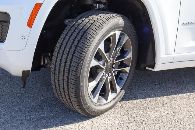 Photo of 2025 Bright White Clearcoat Jeep Grand Cherokee L