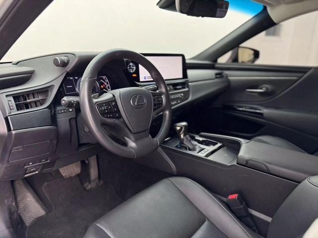 Photo of 2023 Silver Lexus ES 300h