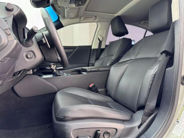 Photo of 2023 Silver Lexus ES 300h