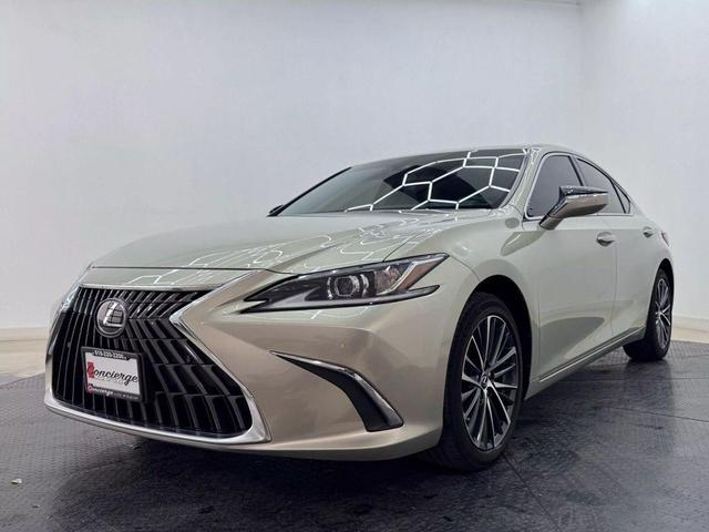 Photo of 2023 Silver Lexus ES 300h