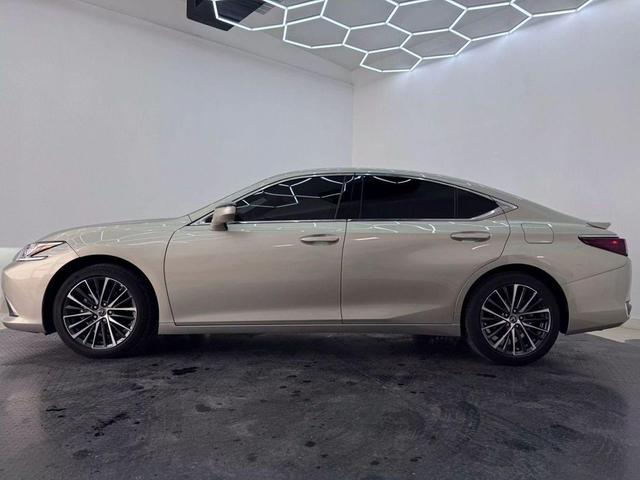 Photo of 2023 Silver Lexus ES 300h