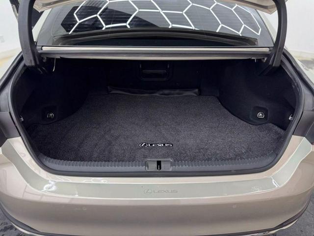 Photo of 2023 Silver Lexus ES 300h