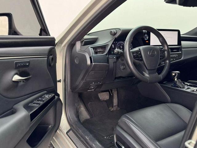 Photo of 2023 Silver Lexus ES 300h