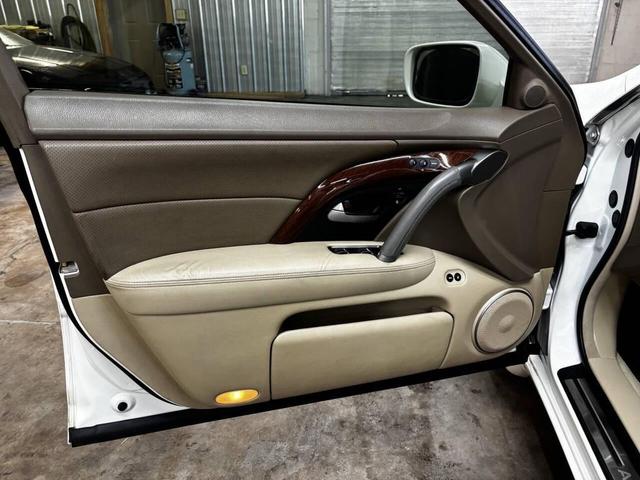 Photo of 2005 Premium White Pearl Acura RL