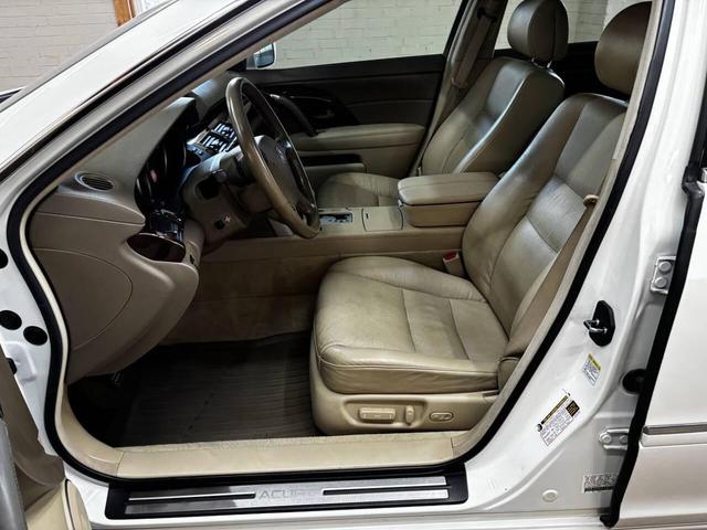 Photo of 2005 Premium White Pearl Acura RL