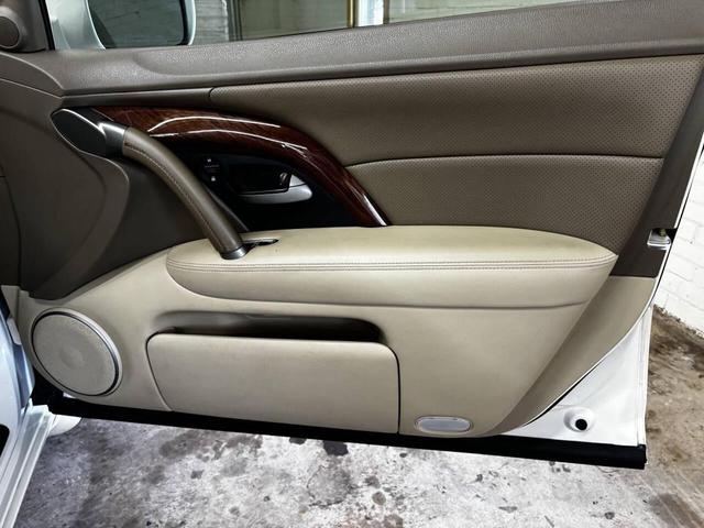 Photo of 2005 Premium White Pearl Acura RL